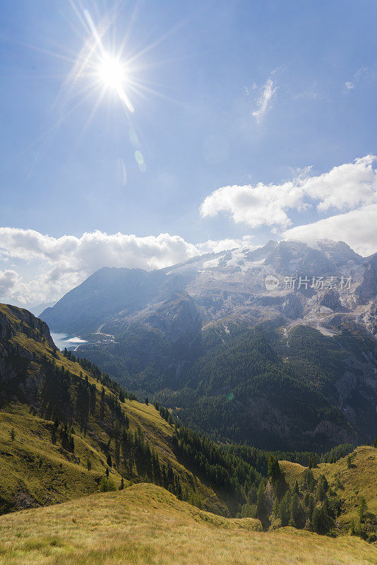 意大利北部Dolomites的Viel dal Pan小径上，可以看到Fedaia湖和Marmolada湖的美丽景色。